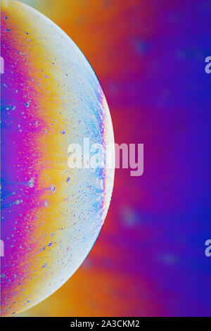 Abstraktion Hintergrund, bunte Seifenblase in Form eines Planeten. Das Hintergrundmuster für das Telefon. Stockfoto
