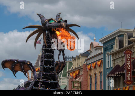 Orlando, Florida. September 25, 2019. Maleficient Drachen Feuer werfen in Disney Festival des Fantasy Parade bei Magic Kigndom Stockfoto