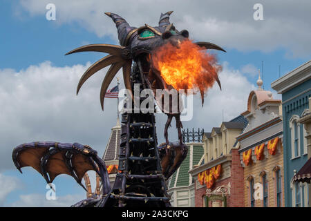 Orlando, Florida. September 25, 2019. Maleficient Drachen Feuer werfen in Disney Festival des Fantasy Parade bei Magic Kigndom Stockfoto