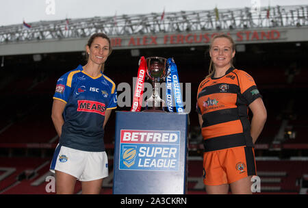 Old Trafford, Manchester, 7. Oktober 2019. Courtney Hill (L) Kapitän von Leeds Rhinos Frauen neben dem Betfred Frauen Super League Trophy und Claire Garner Kapitän (R) von Castleford Tiger Frauen während Betfred Super League Grand Final 2019 Pressekonferenz im Old Trafford, Sir Matt Busby Way, Old Trafford, Stretford, Manchester M16 0RA Credit: Touchlinepics/Alamy leben Nachrichten Stockfoto