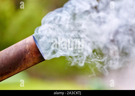 Weißer Rauch aus dem Rohr Öfen beim Kochen auf dem Grill Stockfoto