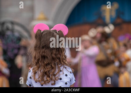 Orlando, Florida. September 25, 2019. Schönes, kleines Mädchen genießen Mickeys Royal Freundschaft Faire auf Cinderella Schloss in Magic Kingdom Stockfoto