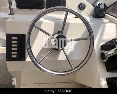 Anzeigen von yacht Cockpit auf dem Deck. Die Spitze der Meer Boot, Motorboot, Küstenwache, Leben zu retten. Stockfoto