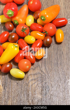 Sortiment von Cherry Tomaten und Paprikaschoten auf Tisch Stockfoto