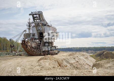 Rusty Rolltreppe in Sand auf Sommer Tag gegen den blauen bewölkten Himmel Stockfoto
