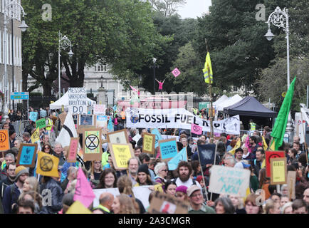 Mitglieder des Aussterbens Rebellion auf Merrion Square in Dublin, als sie eine Woche der direkten Aktion der irischen Regierung Klima Untätigkeit starten" zu markieren. Stockfoto