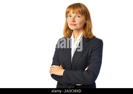 Bild der Junge weibliche Büroangestellte in dunklem Blazer und weißes Hemd gekleidet. Rothaarige Frau in Business Kleidung in die Kamera schaut und lächelnd Stockfoto