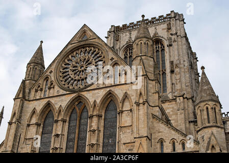 Das Rosenfenster, South Transcept of York Minster, aus der Sicht von Minster Gates, North Yorkshire, Großbritannien Stockfoto