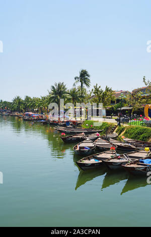 Boote in Thu Bon Fluss in Hoi An, Vietnam, 2019. Stockfoto