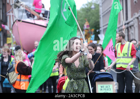 Mitglieder des Aussterbens Rebellion beginnen eine Woche der direkten Aktion der irischen Regierung Klima Untätigkeit im Stadtzentrum von Dublin zu markieren. Stockfoto