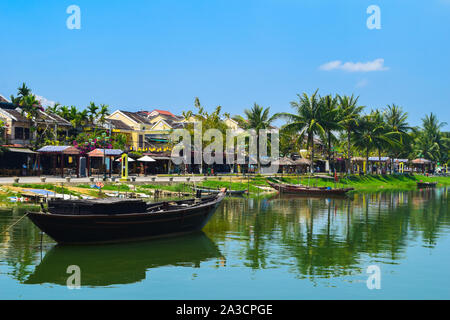 HOI AN, VIETNAM - 5. April 2019: Boote Thu Bon Fluss in Hoi An, Vietnam, 2019 Stockfoto