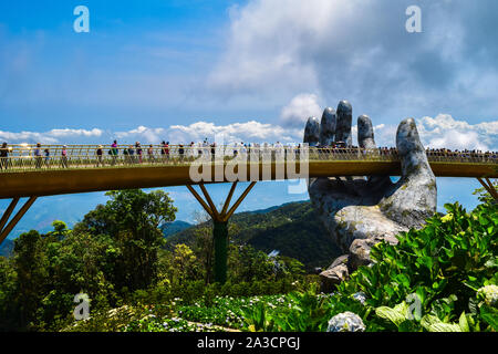 Danang, Vietnam - April 6, 2019: Die Goldene Brücke ist von zwei riesigen Händen in der Ferienanlage auf Ba Na Hill in Danang, Vietnam aufgehoben. Ba Na Hill Mou Stockfoto