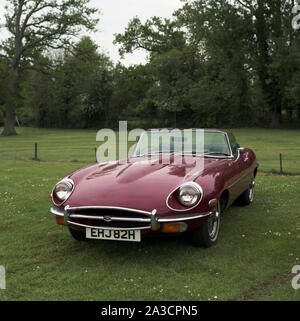 Ein kastanienbraunes farbige E-Type Jaguar, 1969 Modell. Registrierung EHJ 82 H. c 1970 Foto von Tony Henshaw Archiv Stockfoto