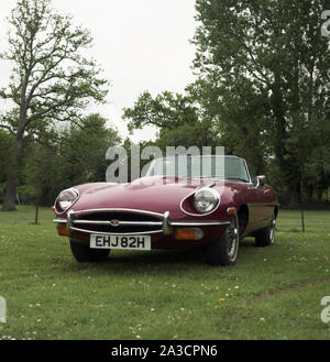 Ein kastanienbraunes farbige E-Type Jaguar, 1969 Modell. Registrierung EHJ 82 H. c 1970 Foto von Tony Henshaw Archiv Stockfoto