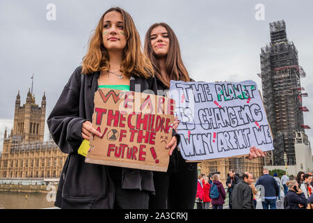 London, Großbritannien. 07 Okt, 2019. Die Westminster Bridge blockiert wird - Aussterben Rebellion starten im Oktober Aktion die Straßen im Zentrum Londons für bis zu zwei Wochen blockieren. Sie sind einmal hervorheben, das Klima, mit der Zeit den Planeten vor einer Klimakatastrophe zu speichern. Dies ist Teil der laufenden ER und andere Proteste zu handeln, die von der britischen Regierung auf die "klimakrise" verlangen. Die Aktion ist Teil einer international koordinierten protestieren. Credit: Guy Bell/Alamy leben Nachrichten Stockfoto