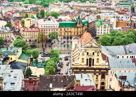 Lemberg, Ukraine - 20. Mai 2019: Blick auf die alte Lemberg. Helle farbe Dächer der Häuser im historischen Stadtzentrum. Stockfoto