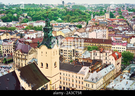 Lemberg, Ukraine - 20. Mai 2019: Blick auf die alte Lemberg. Helle farbe Dächer der Häuser im historischen Stadtzentrum. Stockfoto