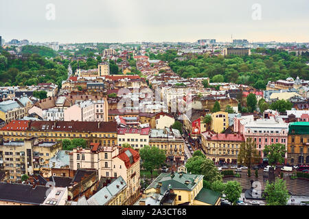 Lemberg, Ukraine - 20. Mai 2019: Blick auf die alte Lemberg. Helle farbe Dächer der Häuser im historischen Stadtzentrum. Stockfoto