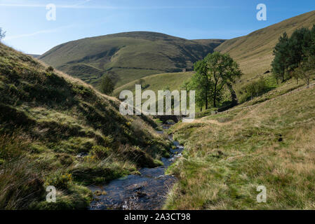 Brücke unterhalb Jacobs Leiter auf der Pennine Way, Vale von Morley, Nationalpark Peak District, Derbyshire, England. Stockfoto