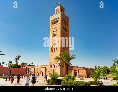 Marrakesch, Marokko - 22. September 2019: Blick auf Kotoubia Moschee mit Touristen und Einheimische wasser Verkäufer Stockfoto