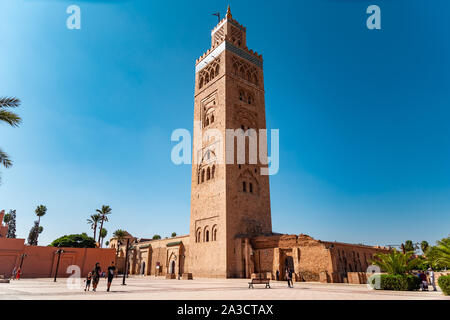 Marrakesch, Marokko - 22. September 2019: Blick auf Kotoubia Moschee mit Touristen und Einheimischen Stockfoto