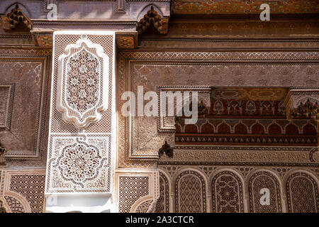 Marokkanische arabesque Architektur in Bahia Palace - gravierte Wände Stockfoto