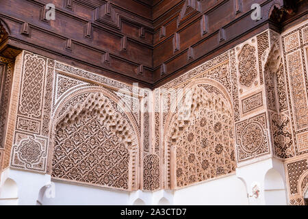 Marokkanische arabesque Architektur in Bahia Palace - gravierte Wände Stockfoto