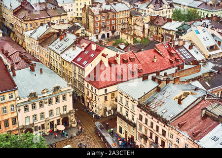 Lemberg, Ukraine - 20. Mai 2019: Blick auf die alte Lemberg. Helle farbe Dächer der Häuser im historischen Stadtzentrum. Stockfoto