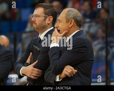 Ettore messina Trainer von Armani Milano mit Tom bialaszewski während Pallacanestro Triest Vs A|X Armani Exchange Olimpia Milano, Mailand, Italien, 06 Oc Stockfoto