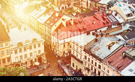 Lemberg, Ukraine - 20. Mai 2019: Blick auf die alte Lemberg. Helle farbe Dächer der Häuser im historischen Stadtzentrum. Banner Ernte 16 im 9. Stockfoto