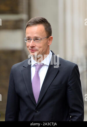 Ungarische Außenminister Péter Szijjártó in Downing Street Gespräche mit Brexit Schriftführer Steve Barclay. London, Großbritannien. 3. Okt, 2019. Stockfoto