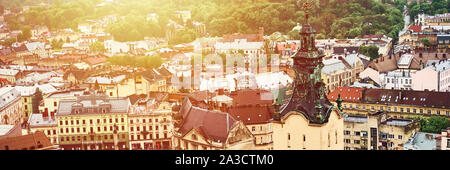 Lemberg, Ukraine - 20. Mai 2019: Blick auf die alte Lemberg. Helle farbe Dächer der Häuser im historischen Stadtzentrum. Banner Crop 3 im 1. Stockfoto