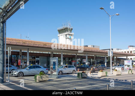 Abflug- und Ankunftshalle Flughafen Jože Pučnik Ljubljana, Brnik, Ljubljana, Slowenien Stockfoto