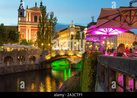 Franziskaner Kirche der Verkündigung und der Triple Brücken in der Dämmerung, Prešerenplatz, Altstadt, Ljubljana, Slowenien Stockfoto