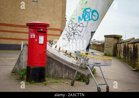 Das Stadtzentrum von Urban Decay mit roten Briefkasten und Einkaufswagen Stockfoto