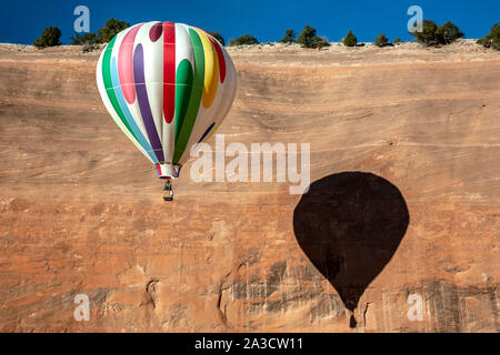 Heißluftballon in der Nähe von Sandsteinfelsen, Red Rock Balloon Rally, Gallup, New Mexico USA Stockfoto