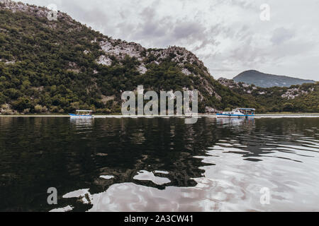 RIJEKA CRNOJEVICA, MONTENEGRO - 11. SEPTEMBER 2019: Touristische Passagierschiff auf Ausflug zum Nationalpark Skadarsee in Montenegro Stockfoto