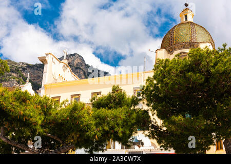 Die Kirche der Hl. Maria Assunta in der wunderschönen italienischen Stadt Positano an der Amalfiküste Stockfoto