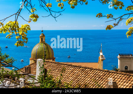 Die Kirche der Hl. Maria Assunta in der wunderschönen italienischen Stadt Positano an der Amalfiküste Stockfoto