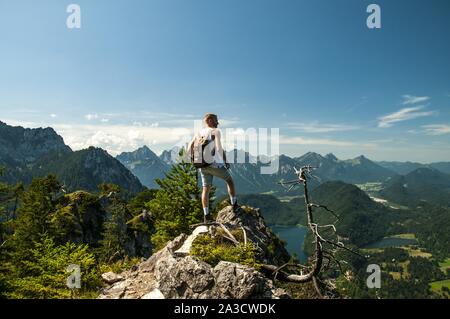 Kletterer auf dem Tegelberg im Allgäu, im Hintergrund der Alpsee, Schwangau bei Füssen, Schwaben, Bayern, Deutschland, Europa Stockfoto