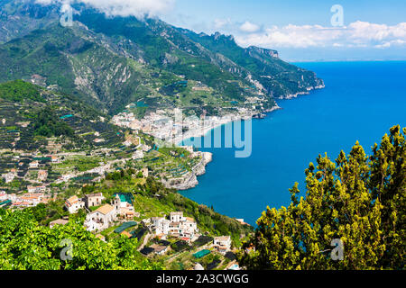 Blick von der alten italienischen Stadt Ravello, an der wunderschönen Küste von Amalfi gelegen Stockfoto