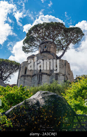 Die alte Kirche in der italienischen Stadt Ravello, an der wunderschönen Küste von Amalfi gelegen Stockfoto