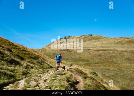 Junge Frau und ihre Collie Hund an der Jacobs Ladder, Morley, Peak District, Derbyshire, England. Pennine Way, der bis zu den Kinder Scout. Stockfoto