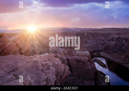 Dramatischer Sonnenuntergang mit Sonnenstrahlen im Horseshoe Canyon in Page, Arizona Bend Stockfoto