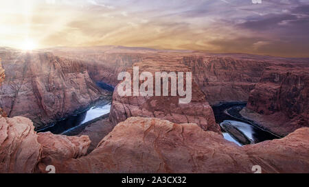 Dramatischer Sonnenuntergang mit Sonnenstrahlen im Horseshoe Canyon in Page, Arizona Bend Stockfoto