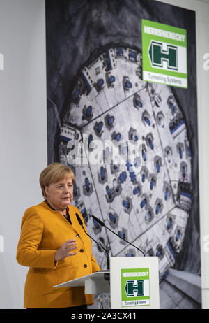 Schwanau, Deutschland. 07 Okt, 2019. Bundeskanzlerin Angela Merkel (CDU) spricht mit dem Publikum bei einem Besuch in die Herrenknecht AG. Herrenknecht fertigt und liefert übergroße Tunnelbohrmaschinen weltweit. Quelle: Patrick Seeger/dpa/Alamy leben Nachrichten Stockfoto