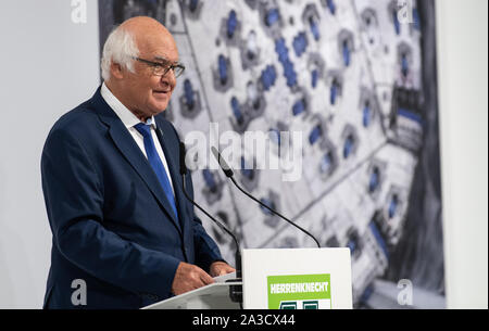 Schwanau, Deutschland. 07 Okt, 2019. Unternehmer Martin Herrenknecht spricht während des Besuchs von Bundeskanzlerin Angela Merkel (CDU). Herrenknecht fertigt und liefert übergroße Tunnelbohrmaschinen weltweit. Quelle: Patrick Seeger/dpa/Alamy leben Nachrichten Stockfoto