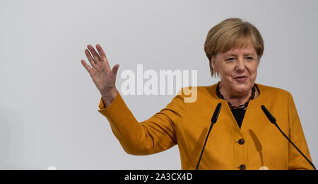 Schwanau, Deutschland. 07 Okt, 2019. Bundeskanzlerin Angela Merkel (CDU) spricht mit dem Publikum bei einem Besuch in die Herrenknecht AG. Herrenknecht fertigt und liefert übergroße Tunnelbohrmaschinen weltweit. Quelle: Patrick Seeger/dpa/Alamy leben Nachrichten Stockfoto