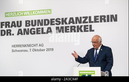 Schwanau, Deutschland. 07 Okt, 2019. Unternehmer Martin Herrenknecht spricht während des Besuchs von Bundeskanzlerin Angela Merkel (CDU). Herrenknecht fertigt und liefert übergroße Tunnelbohrmaschinen weltweit. Quelle: Patrick Seeger/dpa/Alamy leben Nachrichten Stockfoto