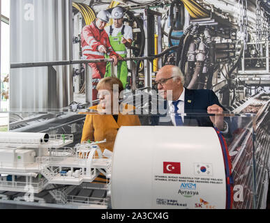 Schwanau, Deutschland. 07 Okt, 2019. Bundeskanzlerin Angela Merkel (CDU) und Unternehmer Martin Herrenknecht stehen vor einem Modell einer Tunnelbohrmaschine. Herrenknecht fertigt und liefert übergroße Tunnelbohrmaschinen weltweit. Quelle: Patrick Seeger/dpa/Alamy leben Nachrichten Stockfoto